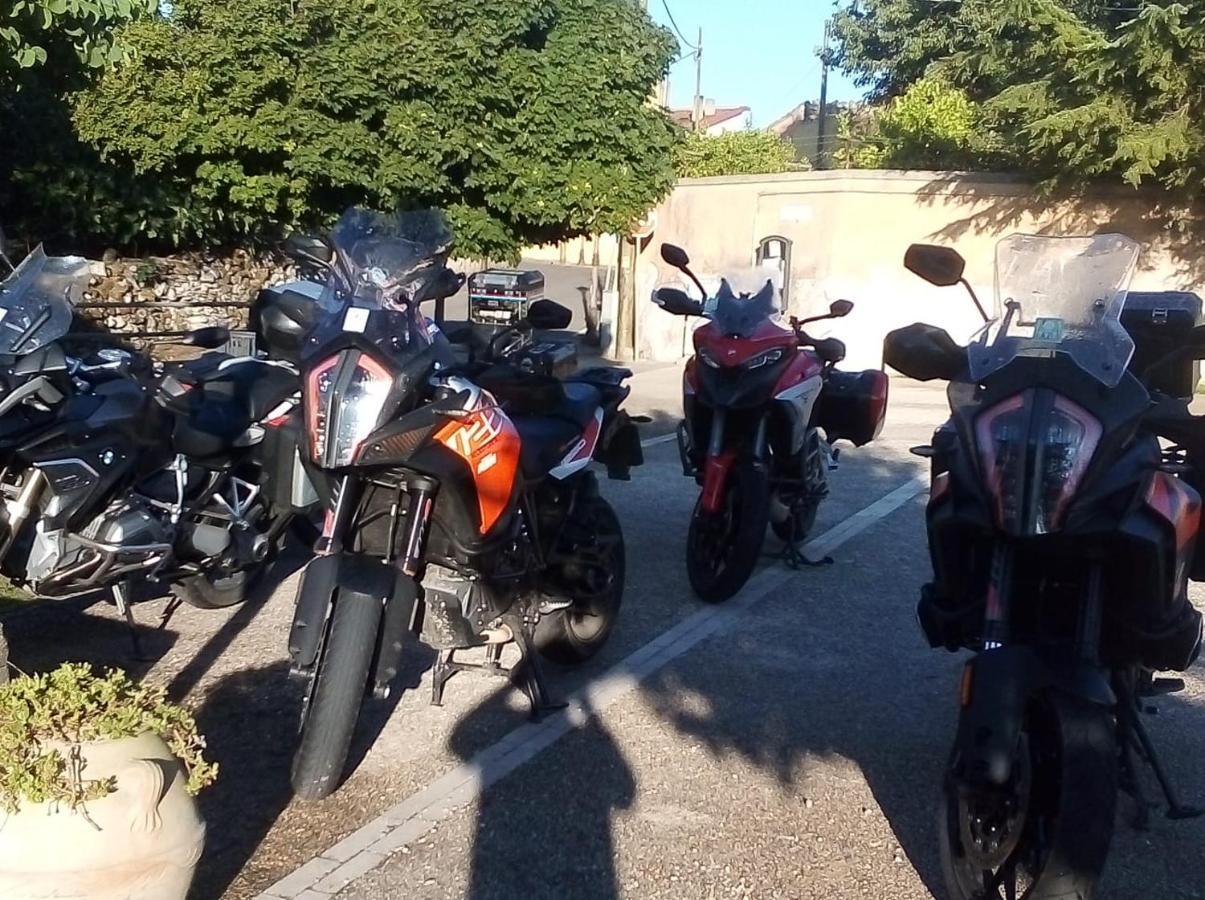 Belli come il Sole Serri Esterno foto